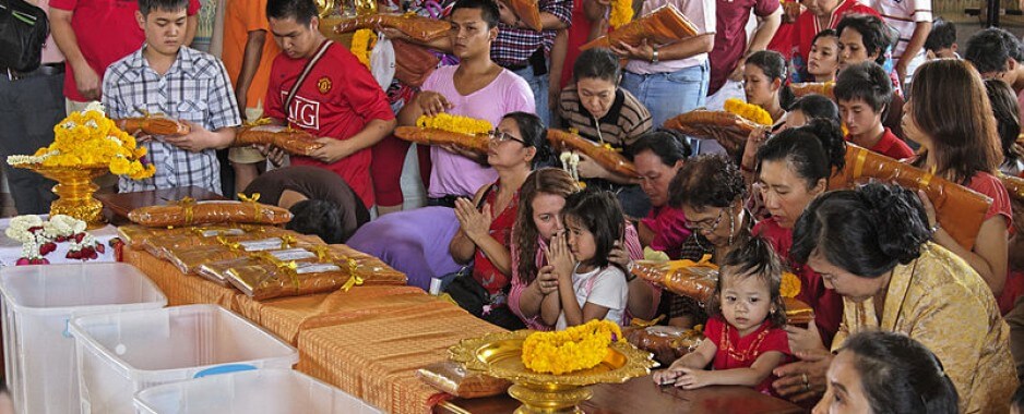 Chia sẻ kinh nghiệm hữu ích về tour du lịch Thái Lan tháng 5/2019 Các tín đồ trong ngày lễ Visakha Bucha