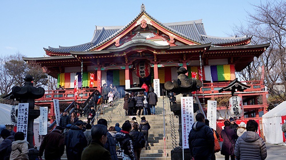 Người Nhật thường đi chùa đầu năm